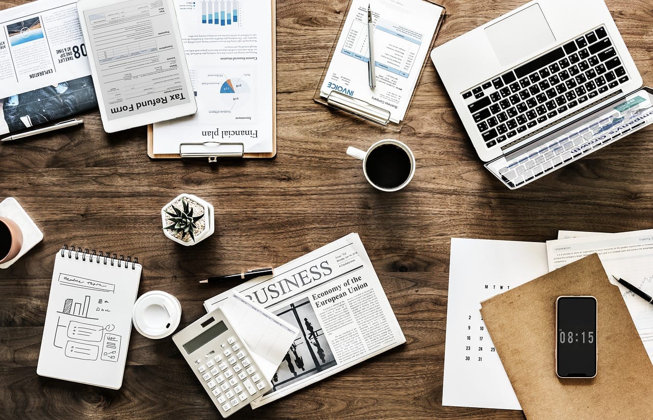 Création d entreprise : documents de formalités et ordinateur