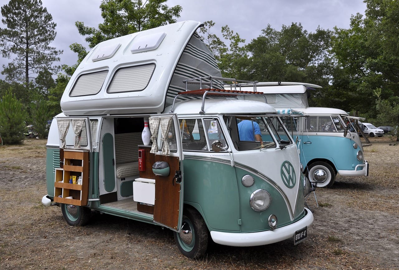Van aménagé prêt pour un road trip en France