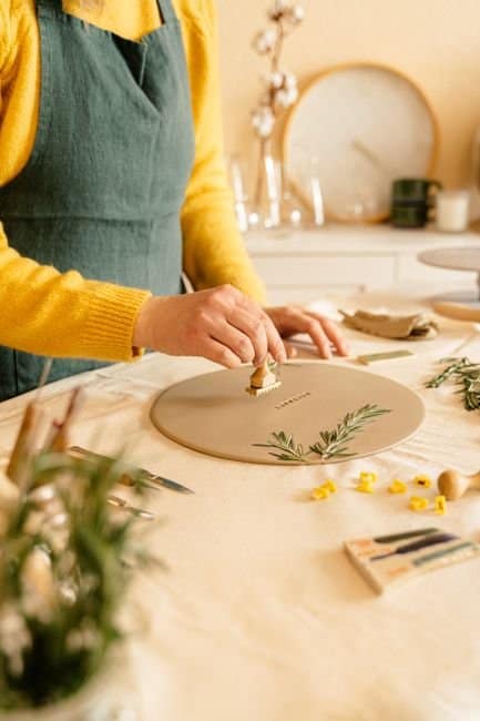 Activité de loisir créatif : décoration de céramique à la maison